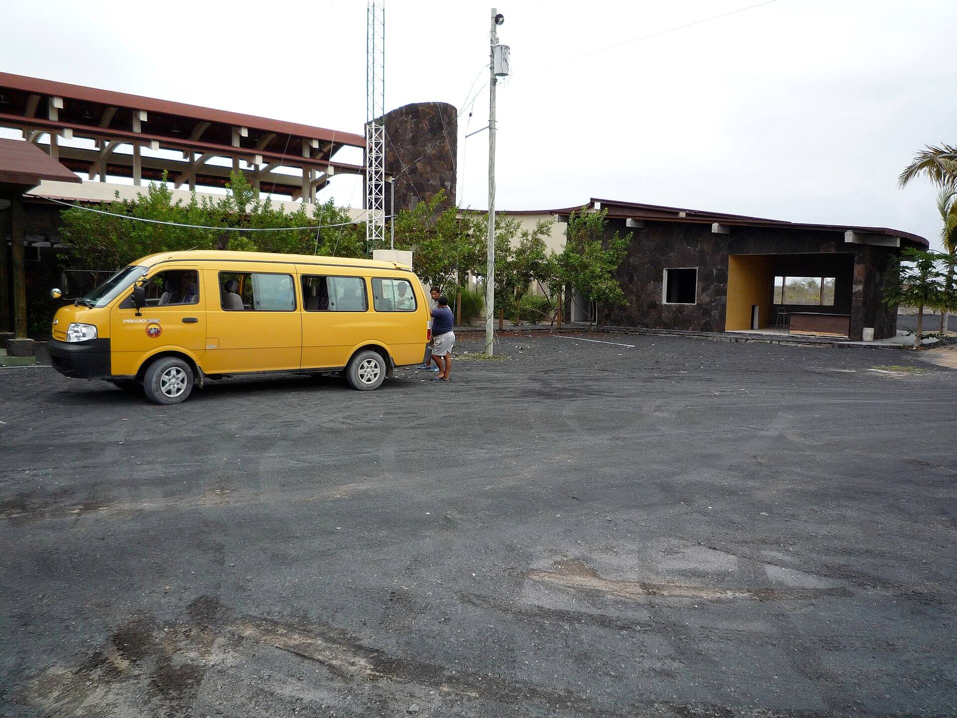 Furgoneta y edificios del aeropuerto de Isabela cerca de Puerto Villamil