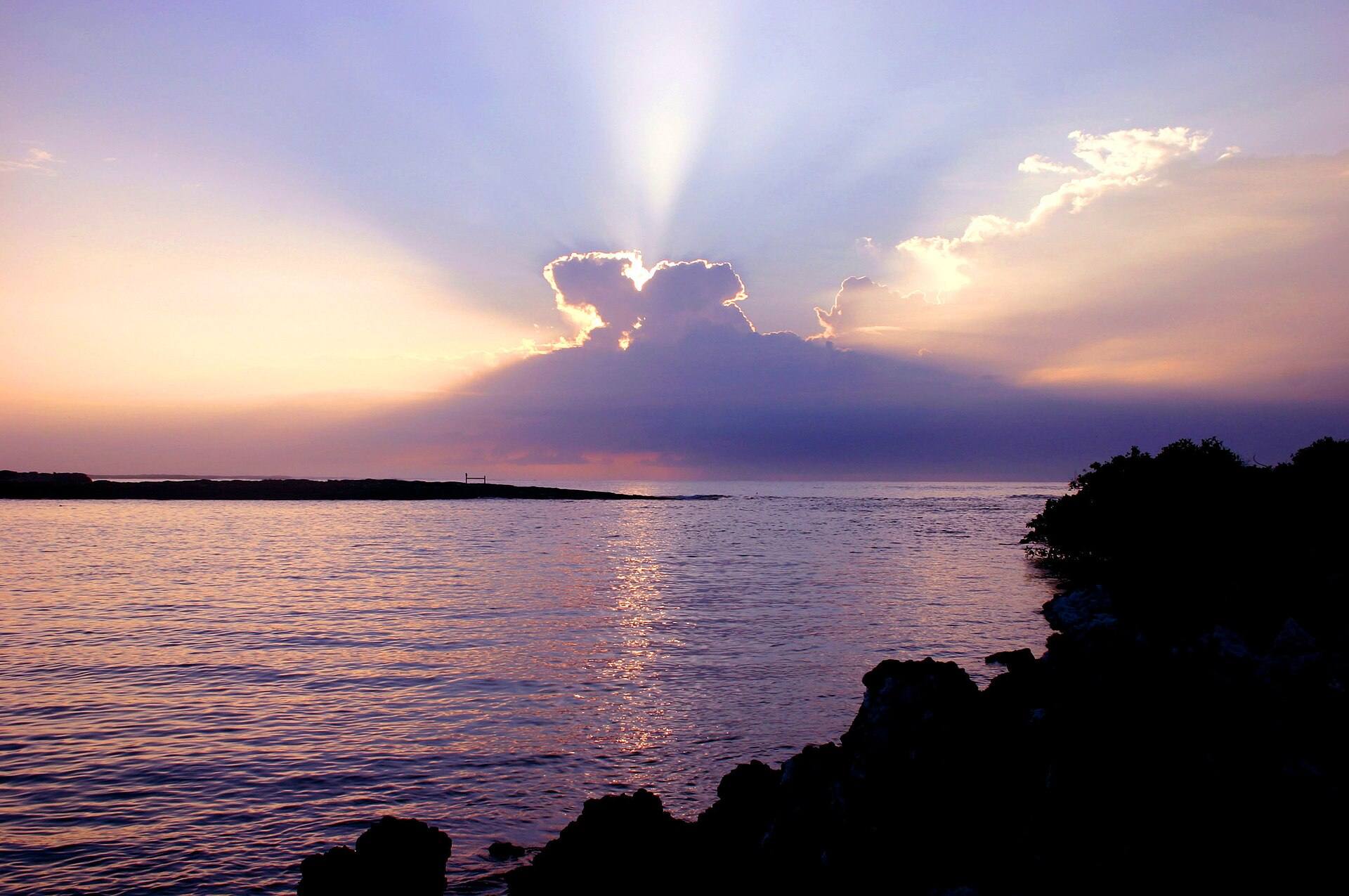 Luz del amanecer sobre el mar y la costa de lava en Tintoreras.