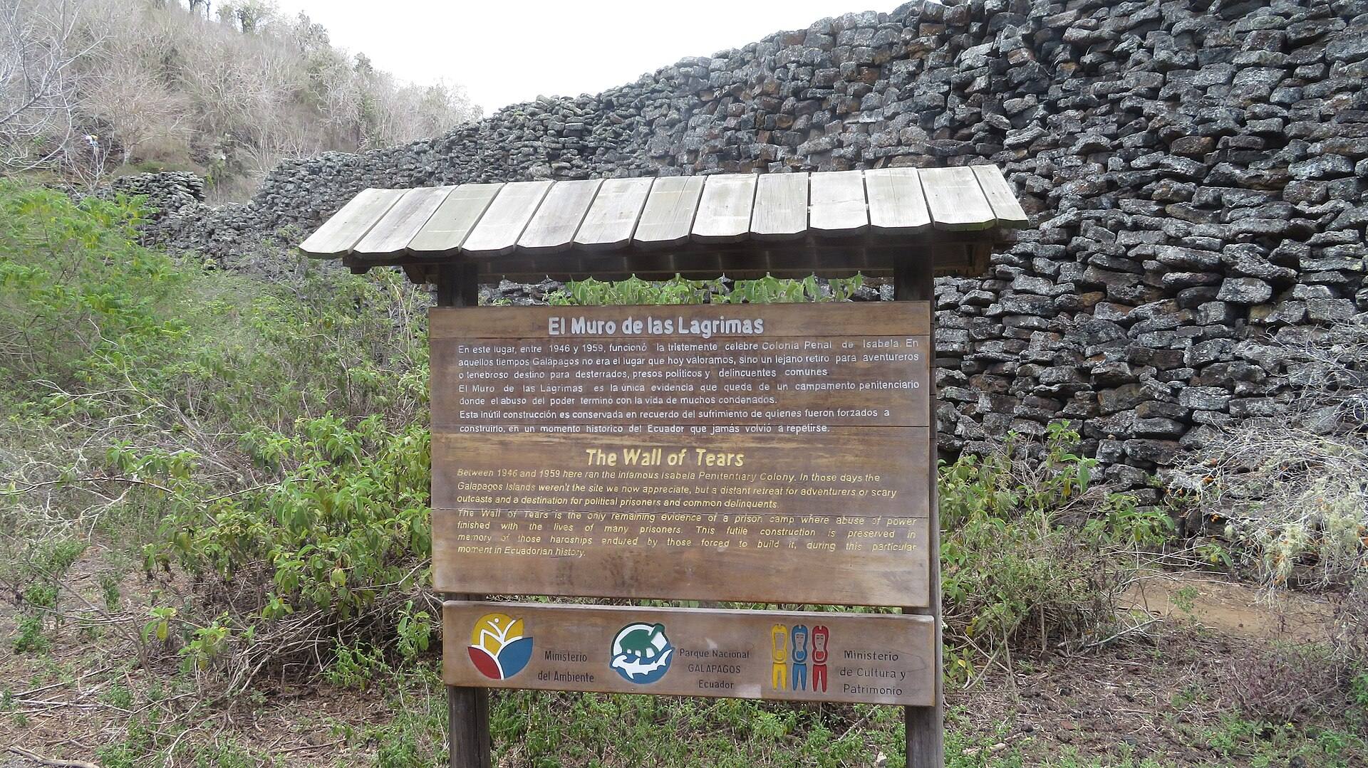 Cartel interpretativo del sitio histórico Muro de las Lágrimas.