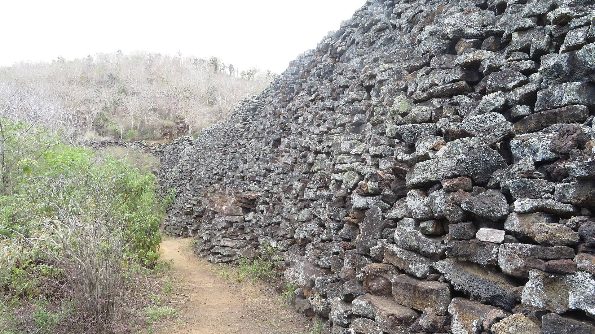 Muro de bloques de basalto conocido como Muro de las Lágrimas, Isabela
